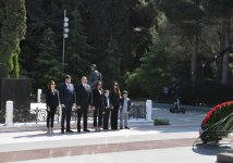 Президент Ильхам Алиев и Первая леди Мехрибан Алиева посетили  могилу общенационального лидера Гейдара Алиева (ФОТО)