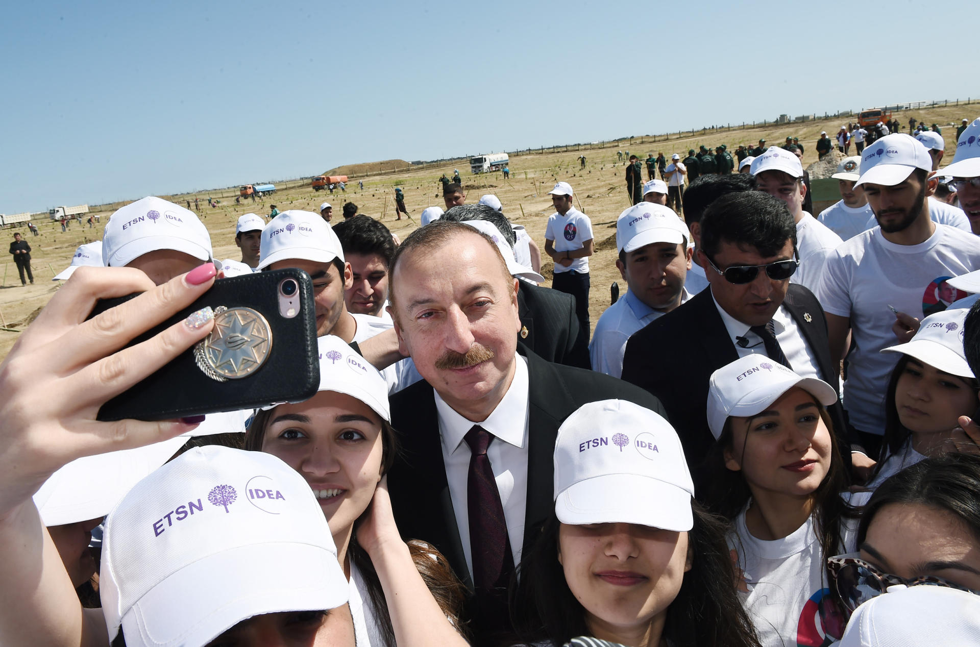 Президент Ильхам Алиев и Первая леди Мехрибан Алиева приняли участие в кампании по посадке деревьев, посвященной дню рождения великого лидера Гейдара Алиева (ФОТО)