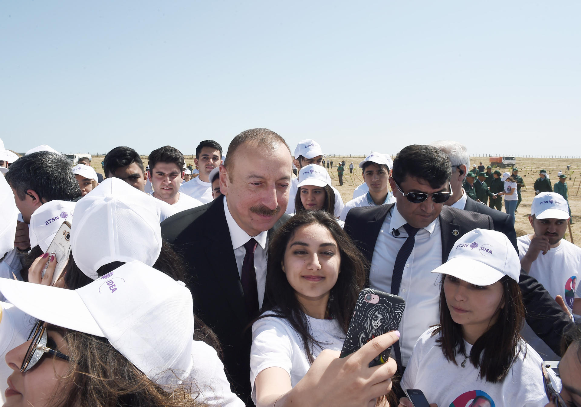 Президент Ильхам Алиев и Первая леди Мехрибан Алиева приняли участие в кампании по посадке деревьев, посвященной дню рождения великого лидера Гейдара Алиева (ФОТО)