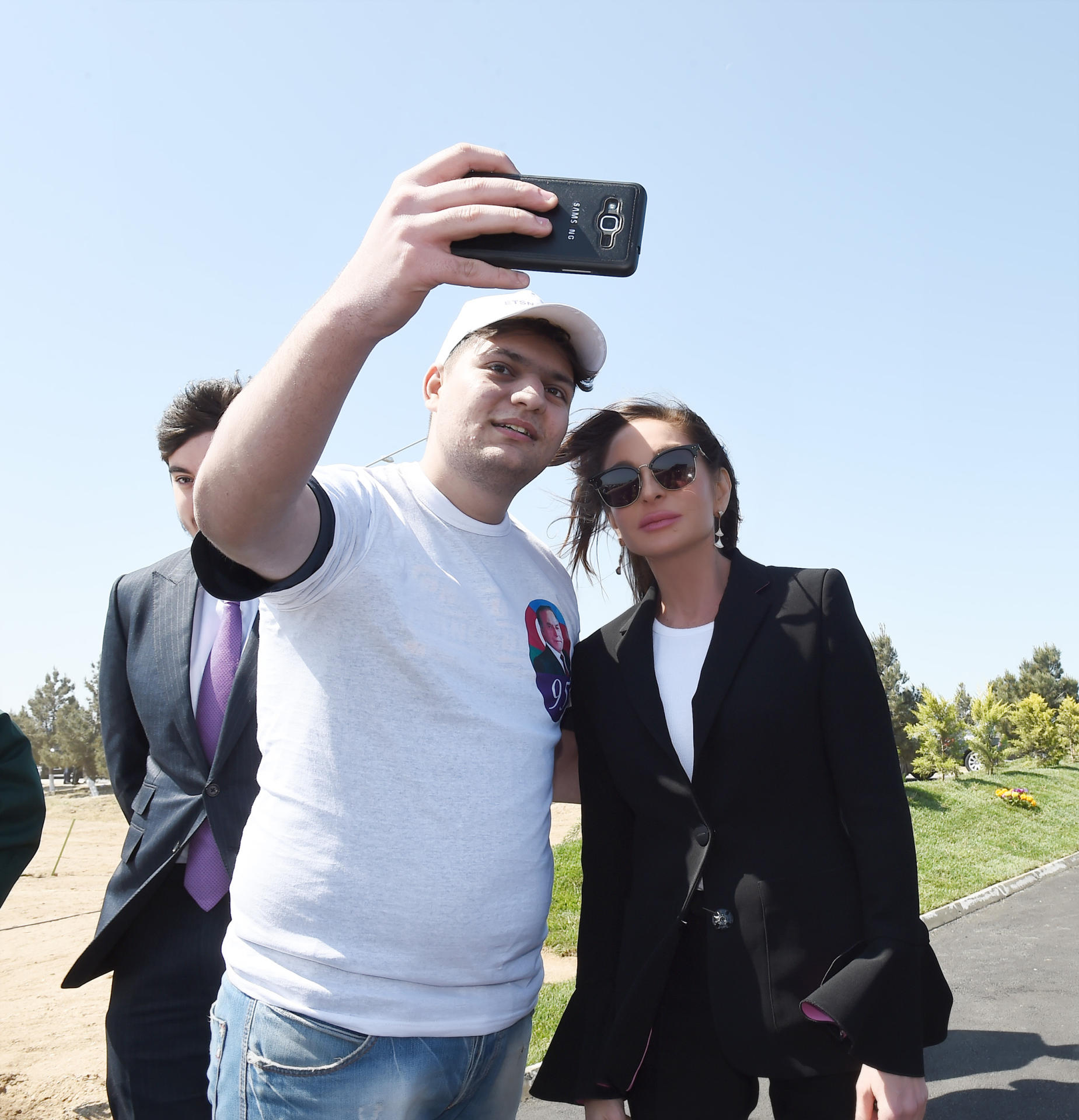 Президент Ильхам Алиев и Первая леди Мехрибан Алиева приняли участие в кампании по посадке деревьев, посвященной дню рождения великого лидера Гейдара Алиева (ФОТО)