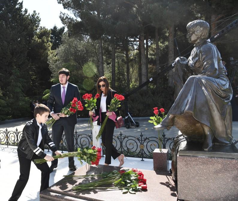 Президент Ильхам Алиев и Первая леди Мехрибан Алиева посетили  могилу общенационального лидера Гейдара Алиева (ФОТО)