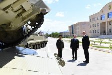 Президент Ильхам Алиев ознакомился с условиями в Учебно-образовательном центре в N-й воинской части Отдельной общевойсковой армии (ФОТО)