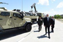 Президент Ильхам Алиев ознакомился с условиями в Учебно-образовательном центре в N-й воинской части Отдельной общевойсковой армии (ФОТО)