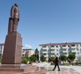 Президент Ильхам Алиев посетил памятник общенациональному лидеру Гейдару Алиеву в Нахчыване (ФОТО)