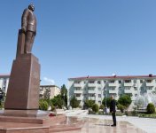 Президент Ильхам Алиев посетил памятник общенациональному лидеру Гейдару Алиеву в Нахчыване (ФОТО)