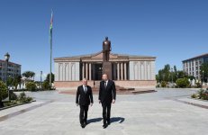 Президент Ильхам Алиев посетил памятник общенациональному лидеру Гейдару Алиеву в Нахчыване (ФОТО)