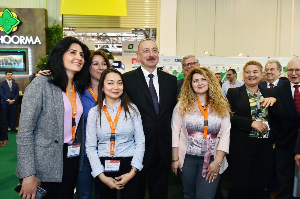 Президент Ильхам Алиев ознакомился с XXIV Азербайджанской международной продовольственной выставкой (ФОТО)