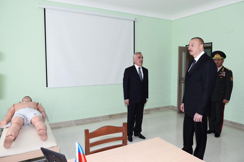 Президент Ильхам Алиев ознакомился с условиями в Учебно-образовательном центре в N-й воинской части Отдельной общевойсковой армии (ФОТО)
