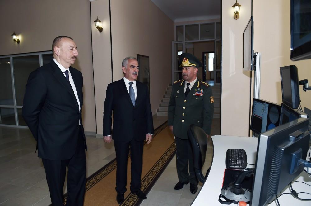 Президент Ильхам Алиев ознакомился с условиями в Учебно-образовательном центре в N-й воинской части Отдельной общевойсковой армии (ФОТО)