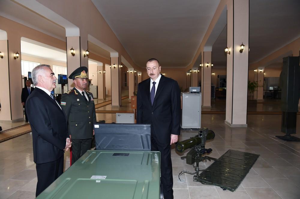 Президент Ильхам Алиев ознакомился с условиями в Учебно-образовательном центре в N-й воинской части Отдельной общевойсковой армии (ФОТО)