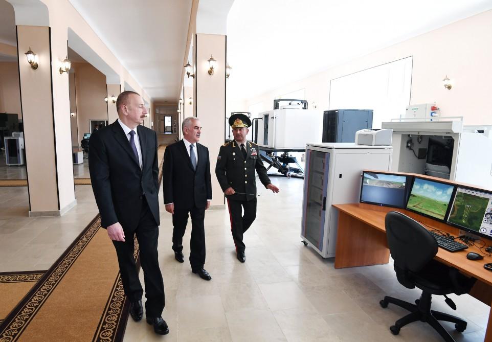 Президент Ильхам Алиев ознакомился с условиями в Учебно-образовательном центре в N-й воинской части Отдельной общевойсковой армии (ФОТО)