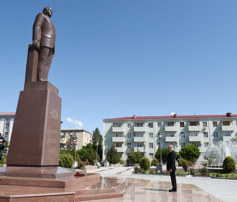 Президент Ильхам Алиев посетил памятник общенациональному лидеру Гейдару Алиеву в Нахчыване (ФОТО)