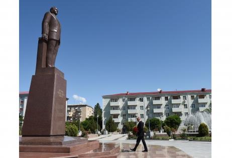 Президент Ильхам Алиев посетил памятник общенациональному лидеру Гейдару Алиеву в Нахчыване (ФОТО)