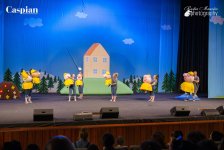 Бакинских зрителей закидали надувными овощами и ... белым динозавром  (ФОТО)