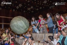 Бакинских зрителей закидали надувными овощами и ... белым динозавром  (ФОТО)
