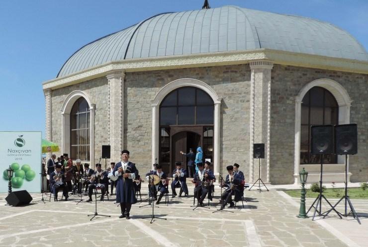 В Нахчыване проходит Фестиваль алычи гёйче (ФОТО)