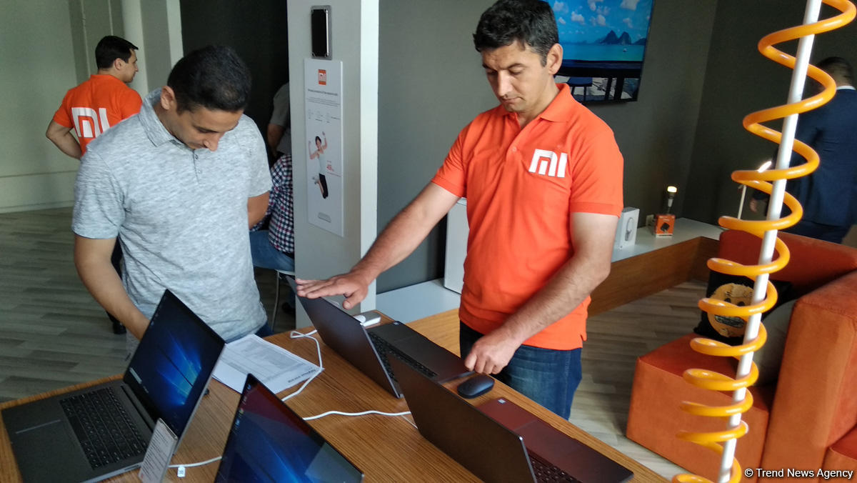 В Баку открылся фирменный магазин китайской компании Xiaomi (ФОТО)