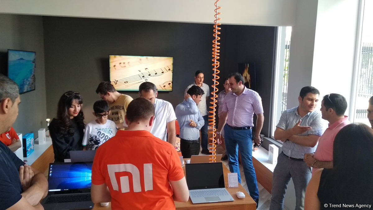 В Баку открылся фирменный магазин китайской компании Xiaomi (ФОТО)