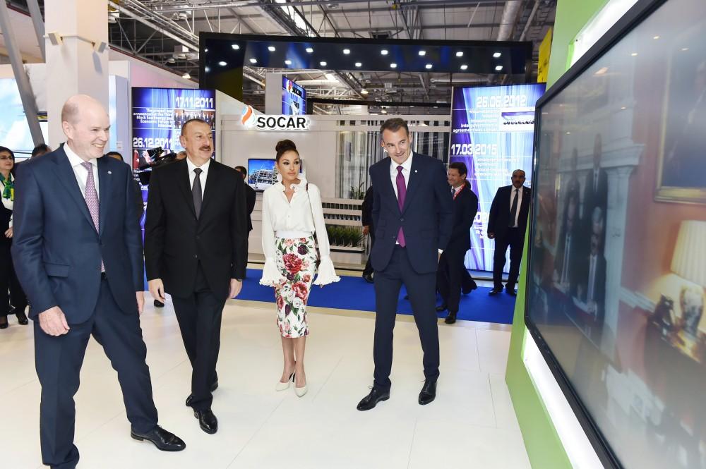 Президент Ильхам Алиев и Первая леди Мехрибан Алиева ознакомились с XXV Международной выставкой "Нефть и газ Каспия" (ФОТО)