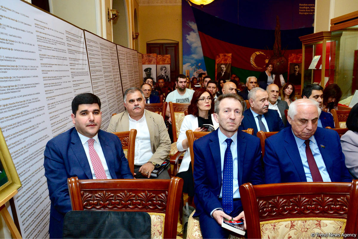 В Баку презентована книга "Azerbaijan Democratic Republic"