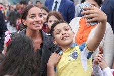 Президент Бакинского медиа-центра Aрзу Алиева посетила Детский фестиваль в парке Центра Гейдара Алиева (ФОТО/ВИДЕО)