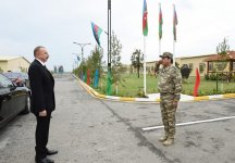 Верховный главнокомандующий ВС Азербайджана Ильхам Алиев ознакомился с условиями, созданными в военном городке (ФОТО)