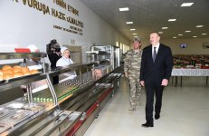 Верховный главнокомандующий ВС Азербайджана Ильхам Алиев ознакомился с условиями, созданными в военном городке (ФОТО)