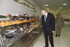 Верховный главнокомандующий ВС Азербайджана Ильхам Алиев ознакомился с условиями, созданными в военном городке (ФОТО)