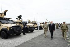 Верховный главнокомандующий ВС Азербайджана Ильхам Алиев ознакомился с условиями, созданными в военном городке (ФОТО)