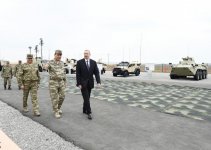 Верховный главнокомандующий ВС Азербайджана Ильхам Алиев ознакомился с условиями, созданными в военном городке (ФОТО)