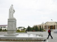 President Aliyev visits statue of national leader Heydar Aliyev in Goranboy (PHOTO)