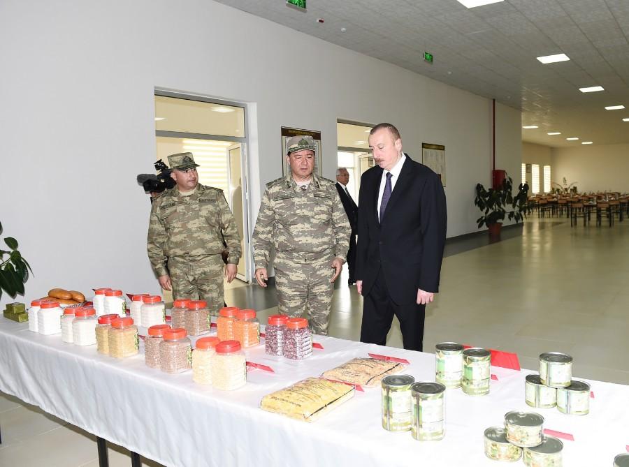 Верховный главнокомандующий ВС Азербайджана Ильхам Алиев ознакомился с условиями, созданными в военном городке (ФОТО)