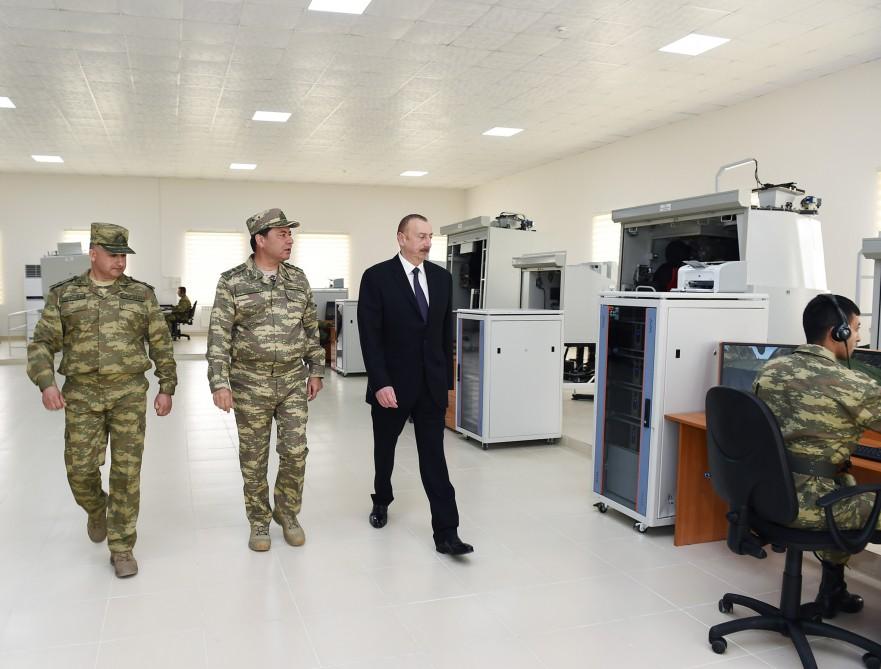 Верховный главнокомандующий ВС Азербайджана Ильхам Алиев ознакомился с условиями, созданными в военном городке (ФОТО)