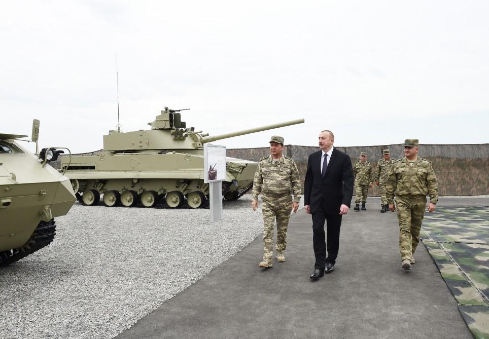 Верховный главнокомандующий ВС Азербайджана Ильхам Алиев ознакомился с условиями, созданными в военном городке (ФОТО)
