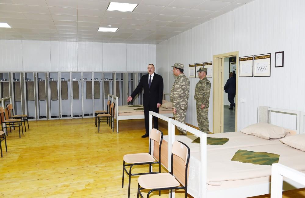Верховный главнокомандующий ВС Азербайджана Ильхам Алиев ознакомился с условиями, созданными в военном городке (ФОТО)