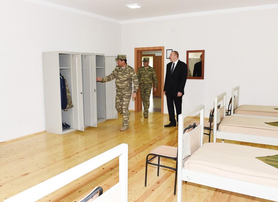 Верховный главнокомандующий ВС Азербайджана Ильхам Алиев ознакомился с условиями, созданными в военном городке (ФОТО)