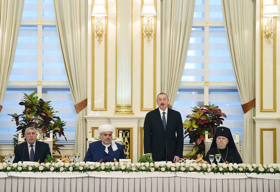 Президент Ильхам Алиев принял участие в ифтаре по случаю священного месяца Рамазан (ФОТО)