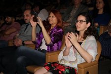 Сумасшедший драйв Nik West в Баку - Ленни Кравиц в юбке и сиреневом ирокезе (ВИДЕО, ФОТО)