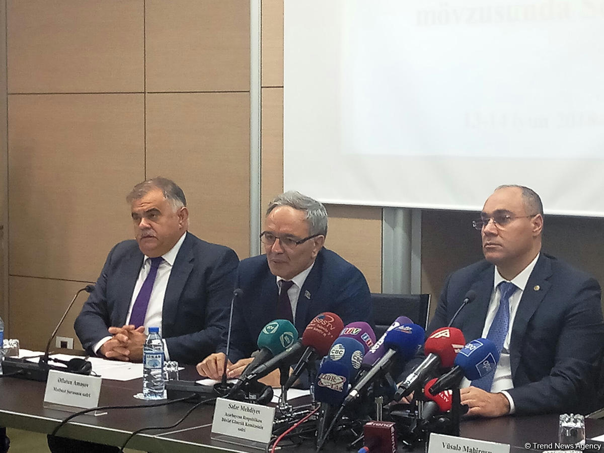 В Баку стартовал посвященный вызовам в таможенной сфере семинар для журналистов (ФОТО)