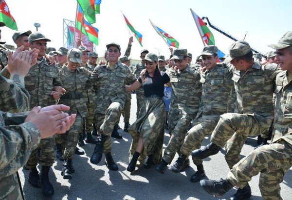 Звезды в военной форме провели флешмоб в соцсетях, посвященный 100-летию Вооруженных сил Азербайджана (ФОТО)