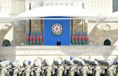 Президент Ильхам Алиев и Первая леди Мехрибан Алиева наблюдали военный парад по случаю 100-летия создания ВС Азербайджана (ФОТО/ВИДЕО)