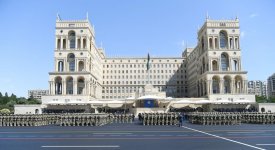 Президент Ильхам Алиев и Первая леди Мехрибан Алиева наблюдали военный парад по случаю 100-летия создания ВС Азербайджана (ФОТО/ВИДЕО)