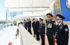 Президент Ильхам Алиев и Первая леди Мехрибан Алиева наблюдали военный парад по случаю 100-летия создания ВС Азербайджана (ФОТО/ВИДЕО)