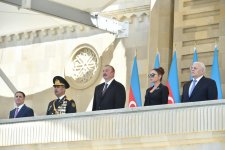 Президент Ильхам Алиев и Первая леди Мехрибан Алиева наблюдали военный парад по случаю 100-летия создания ВС Азербайджана (ФОТО/ВИДЕО)