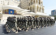 Президент Ильхам Алиев и Первая леди Мехрибан Алиева наблюдали военный парад по случаю 100-летия создания ВС Азербайджана (ФОТО/ВИДЕО)