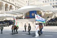 Президент Ильхам Алиев и Первая леди Мехрибан Алиева наблюдали военный парад по случаю 100-летия создания ВС Азербайджана (ФОТО/ВИДЕО)