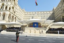 Президент Ильхам Алиев и Первая леди Мехрибан Алиева наблюдали военный парад по случаю 100-летия создания ВС Азербайджана (ФОТО/ВИДЕО)