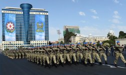 Президент Ильхам Алиев и Первая леди Мехрибан Алиева наблюдали военный парад по случаю 100-летия создания ВС Азербайджана (ФОТО/ВИДЕО)