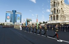 Президент Ильхам Алиев и Первая леди Мехрибан Алиева наблюдали военный парад по случаю 100-летия создания ВС Азербайджана (ФОТО/ВИДЕО)