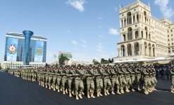 Президент Ильхам Алиев и Первая леди Мехрибан Алиева наблюдали военный парад по случаю 100-летия создания ВС Азербайджана (ФОТО/ВИДЕО)